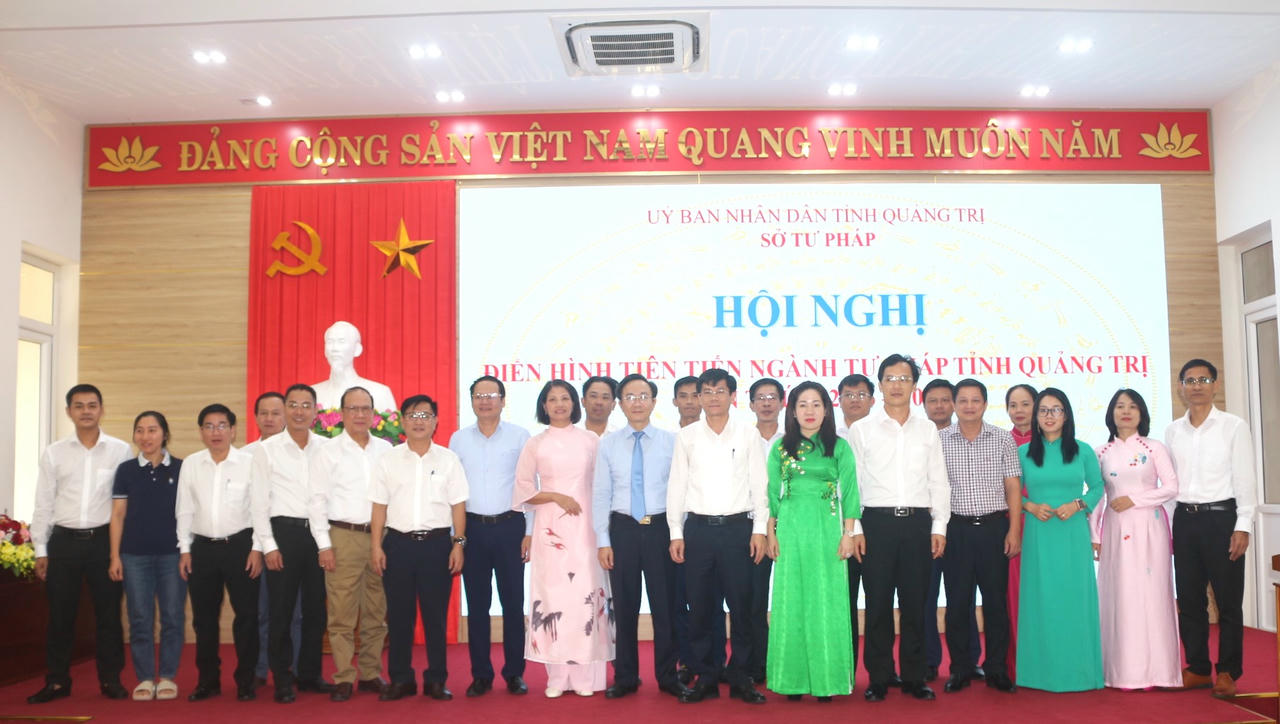 Phó Chủ tịch UBND tỉnh Hoàng Xuân Tân chụp ảnh lưu niệm cùng toàn thể cán bộ, công chức Ngành Tư pháp tỉnh Quảng Trị.