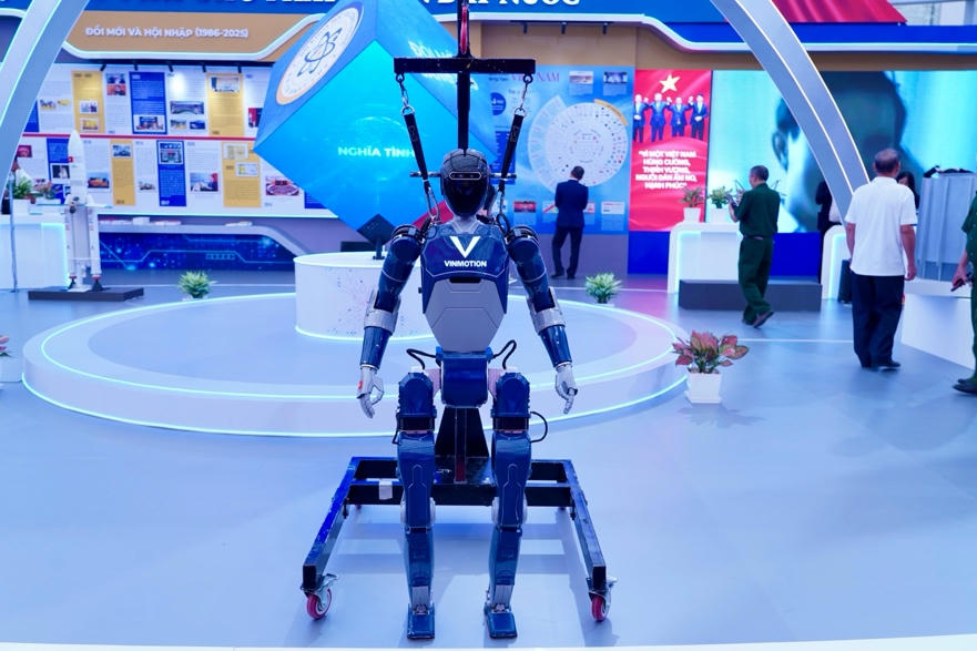 Robot hình người VinMotion: Khách tham quan được trải nghiệm tương tác trực tiếp với robot hình người do VinMotion phát triển. Công ty này đặt mục tiêu phát triển các robot phục vụ trong nhà máy, kho hàng, lễ tân hoặc thực hiện các nhiệm vụ nguy hiểm thay con người. (Ảnh: Bộ Khoa học Công nghệ)