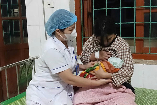 Bé trai ở Quảng Trị chào đời kỳ diệu với 6 vòng dây rốn quấn cổ