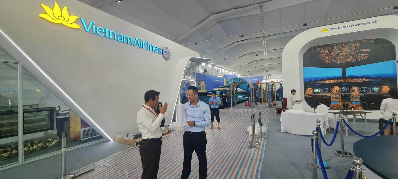 Cục trưởng Uông Việt Dũng trao đổi với Phó Tổng Giám đốc Tổng công ty Hàng không Việt Nam Đặng Anh Tuấn. Ảnh: Tuấn Trịnh