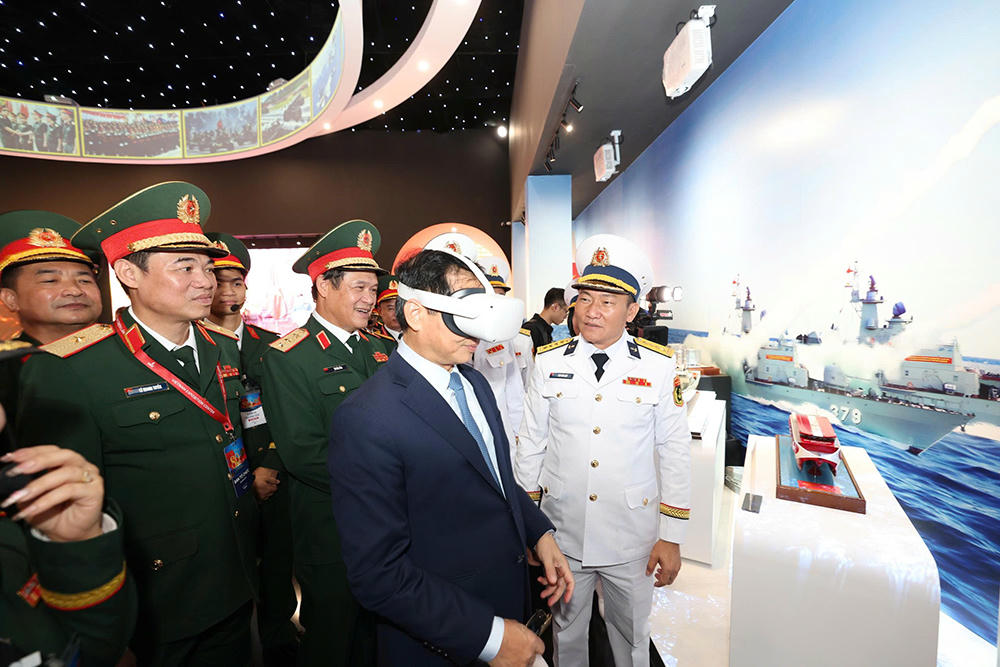 Ủy viên Trung ương Đảng, Phó Thủ tướng Chính phủ, Bộ trưởng Bộ Ngoại giao  Bùi Thanh Sơn trải nghiệm tại Khu trưng bày trong nhà của Bộ Quốc phòng. Ảnh: MOD