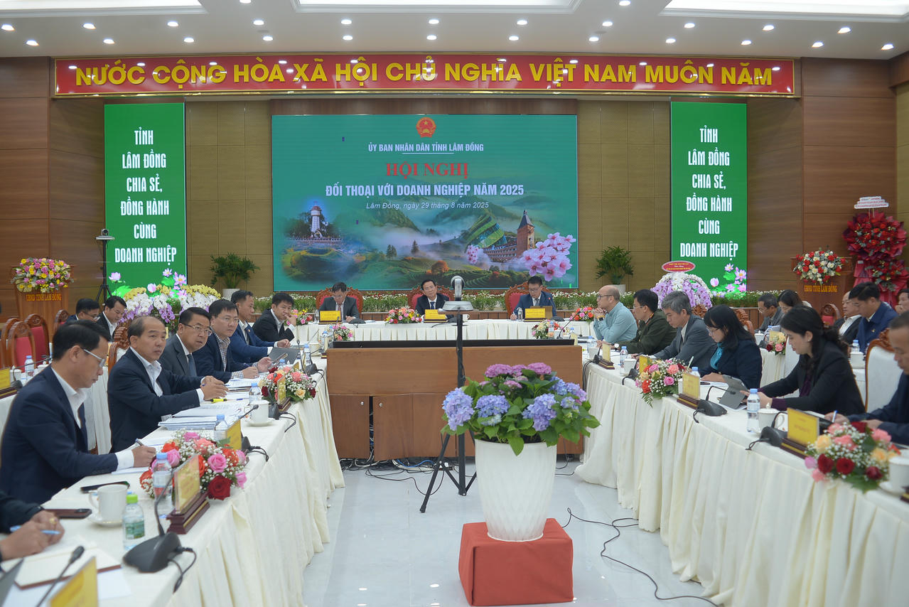Toàn cảnh buổi đối thoại tại hội trường UBND tỉnh Lâm Đồng.