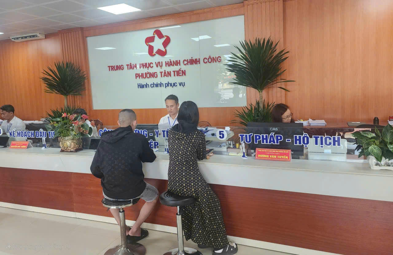 Cán bộ tư pháp hộ tịch phường Tân Tiến hỗ trợ công dân trong quá trình xử lý thủ tục.