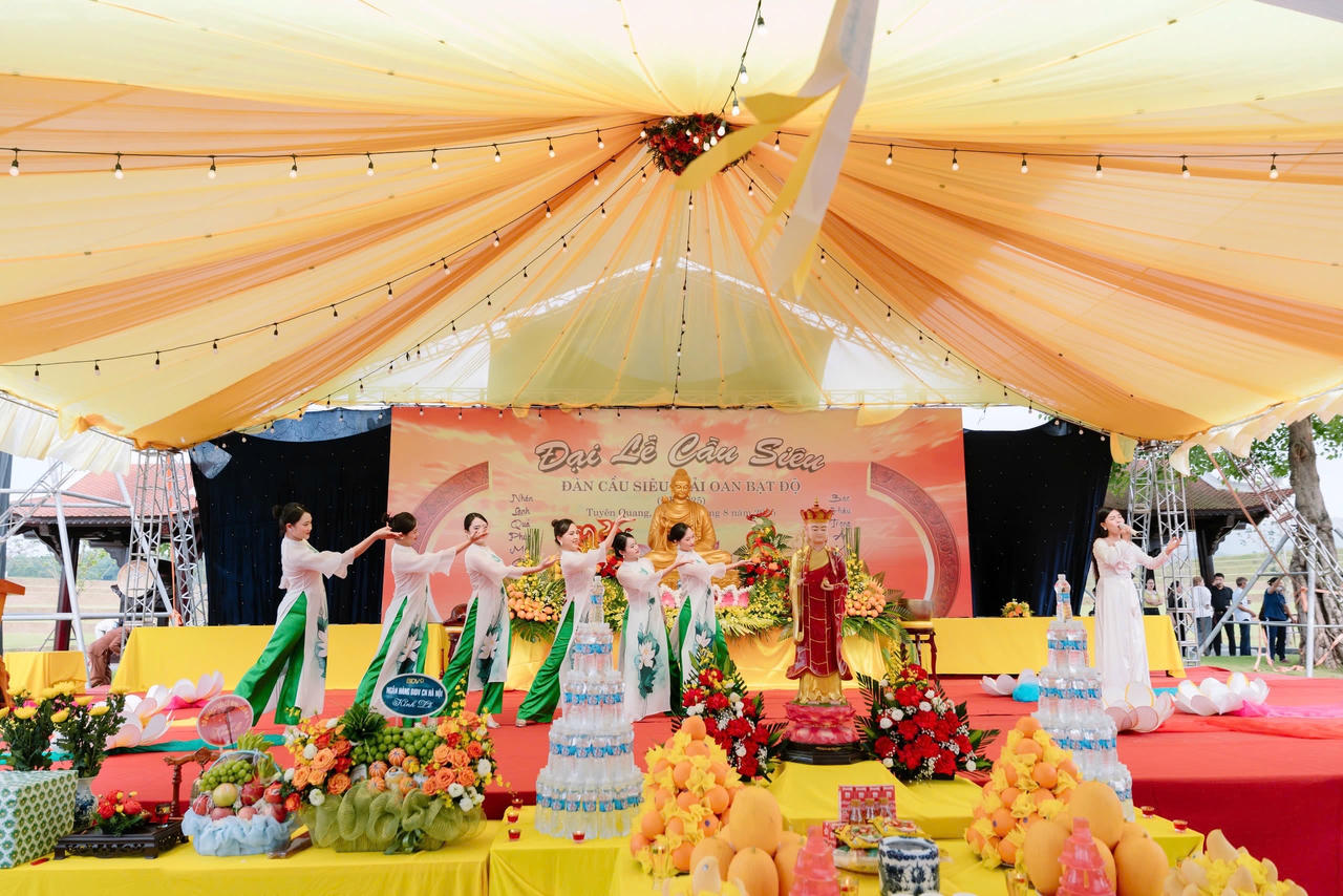 Công viên nghĩa trang Thiên Đường tọa lạc giữa khung cảnh thanh tịnh, tựa sơn hướng thủy. Ảnh: An Phát Vinh.