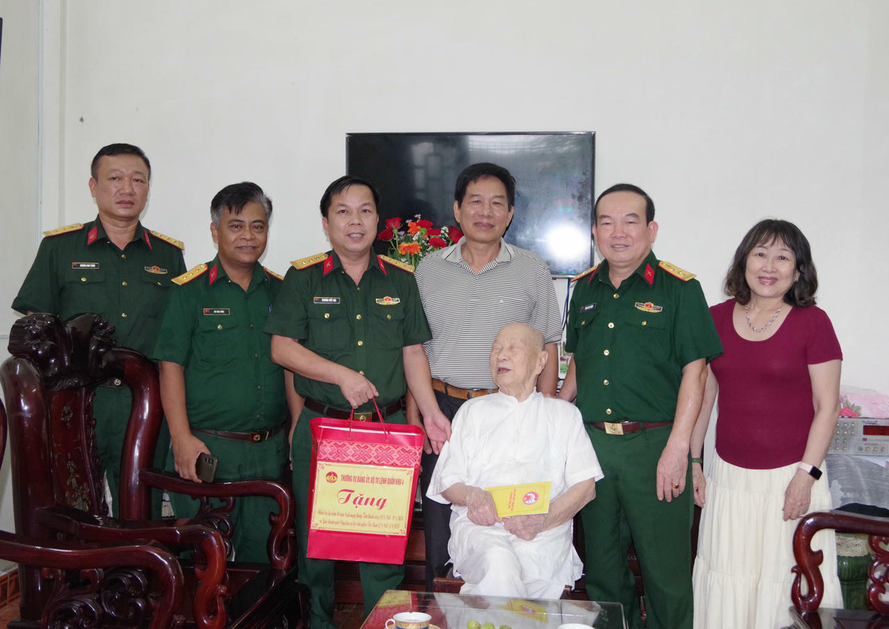 Thăm, tặng quà ông Lâm Quang Hà - Cán bộ tiền khởi nghĩa tại phường Phú Xuân, TP Huế.
 