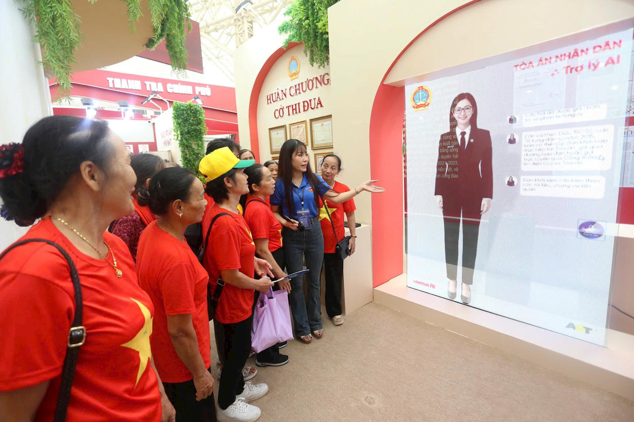 Người dân hứng thú với trợ lý AI của ngành Tòa Án. (Ảnh: Công Lý)