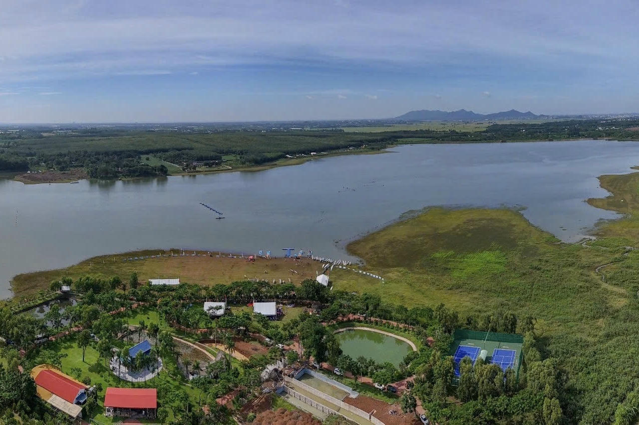 Hoang sơ hồ Đá Bàng