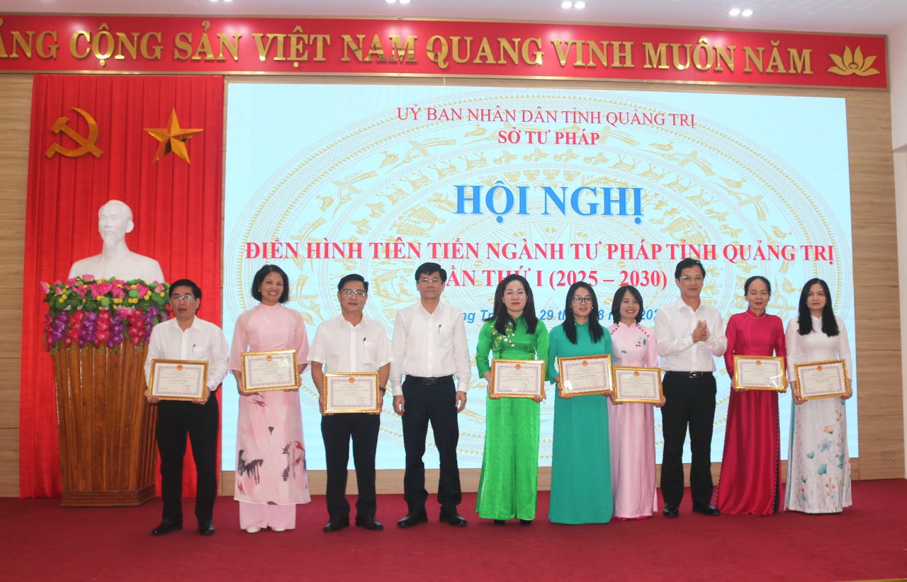Giám đốc Sở Tư pháp trao Quyết định công nhận điển hình cấp cơ sở cho 4 tập thể và 11 cá nhân lần thứ I của ngành Tư pháp tỉnh Quảng Trị.