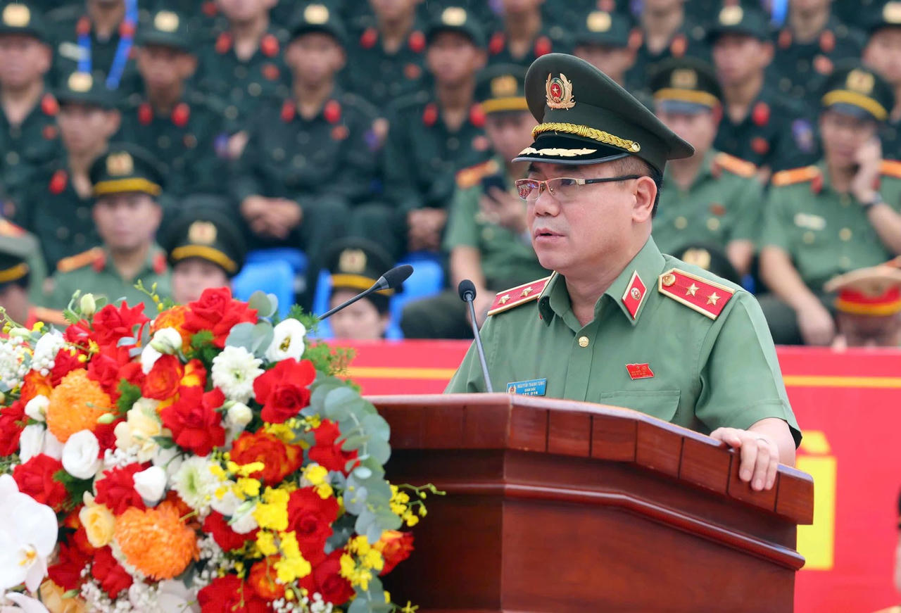 Trung tướng Nguyễn Thanh Tùng, Giám đốc Công an TP Hà Nội nhận nhiệm vụ và phát biểu quyết tâm.