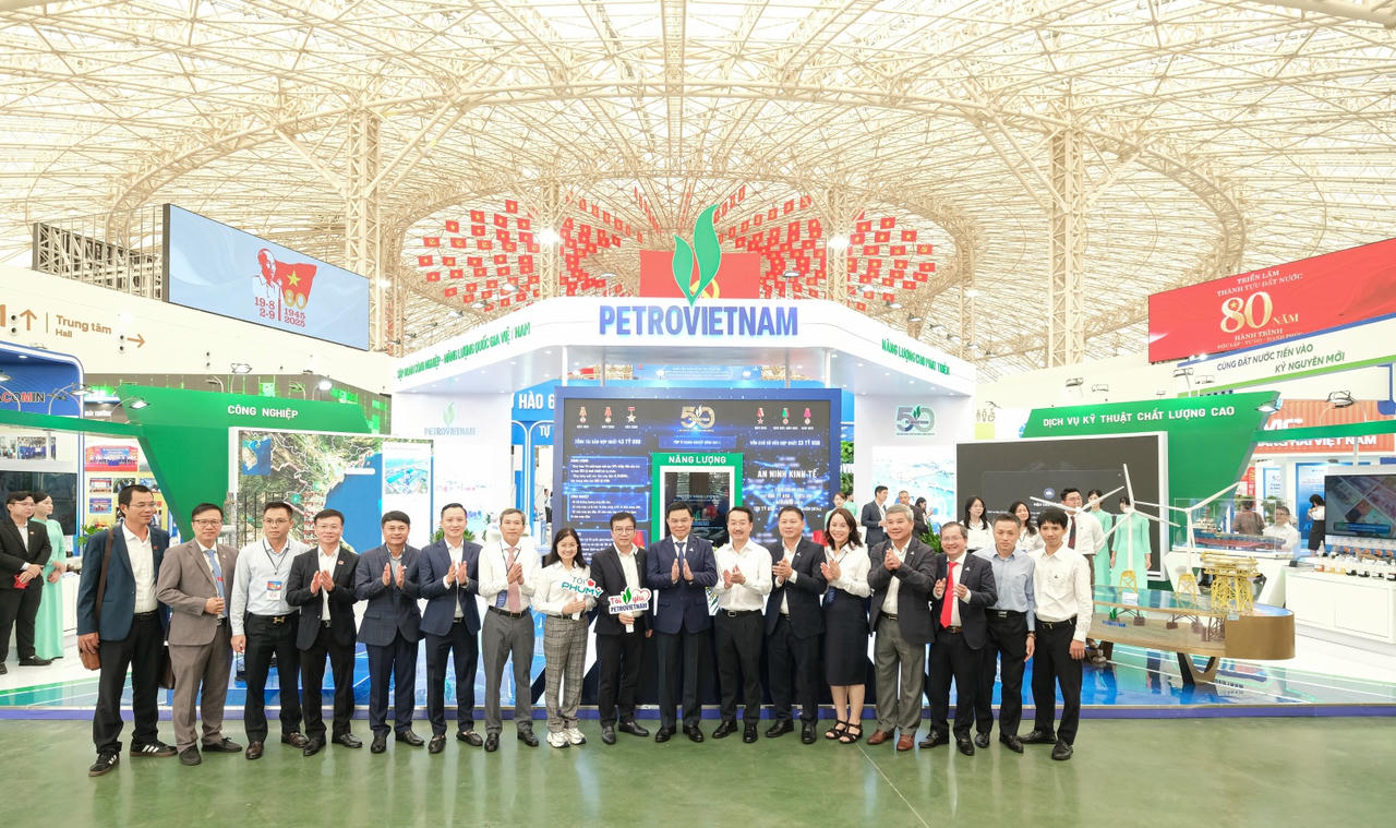 Lãnh đạo Petrovietnam và lãnh đạo một số đơn vị thành viên chụp ảnh chung tại triển lãm.