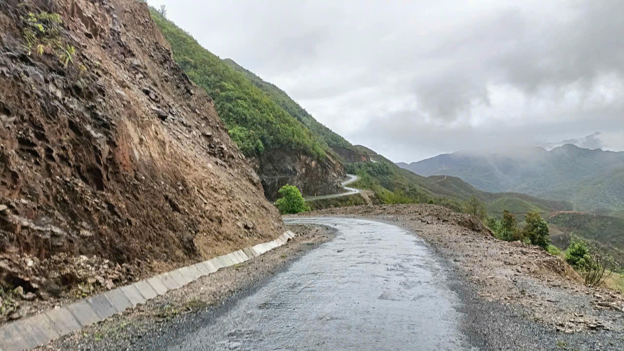 Vượt địa hình dốc đứng, giữ vững huyết mạch giao thông ở Sơn La