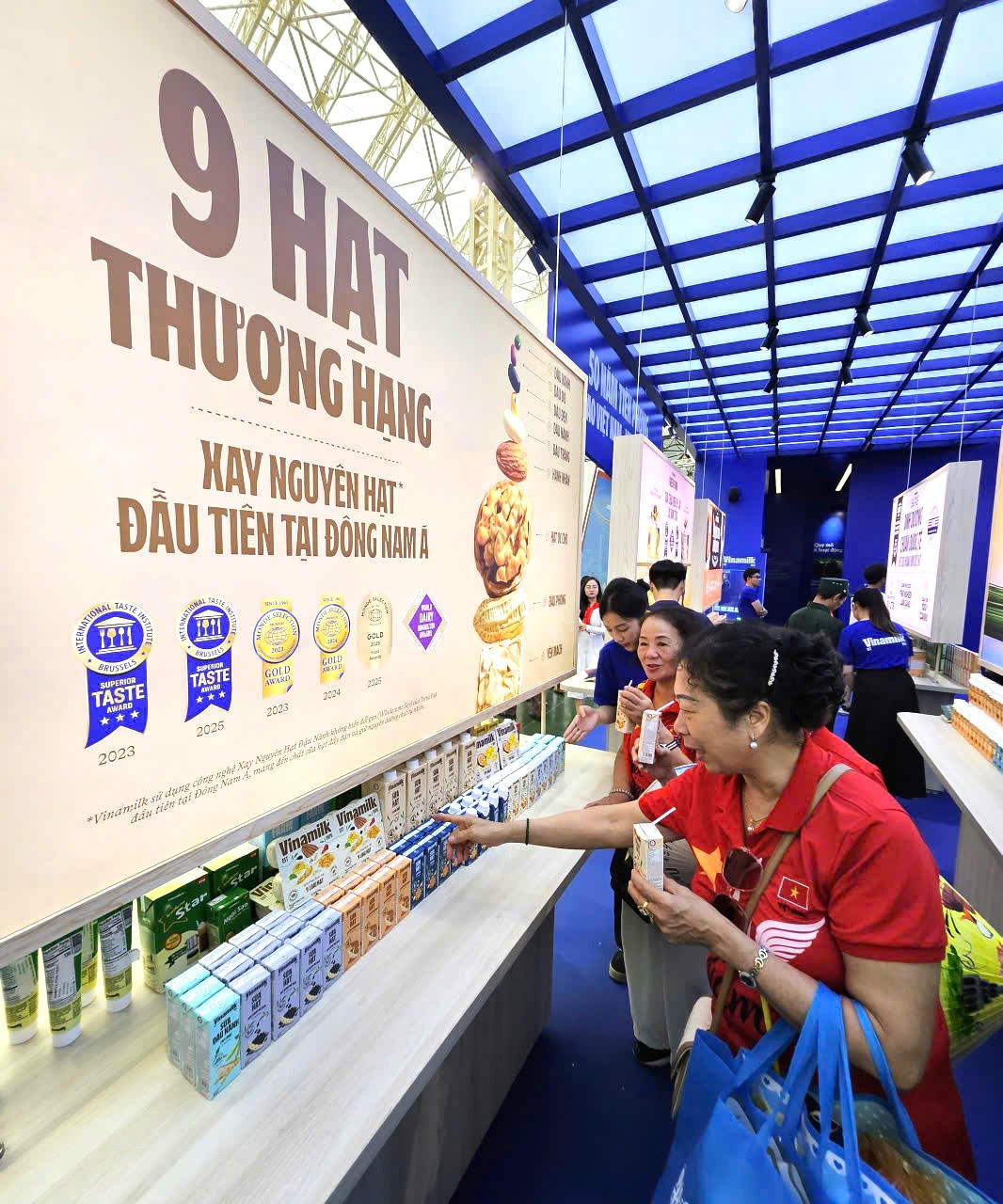 Các sản phẩm sữa thực vật không chứa lactose, không chất bảo quản, không thuốc diệt cỏ Glyphosate và được sản xuất với công nghệ xay nguyên hạt để giữ trọn dinh dưỡng của Vinamilk được giới thiệu đến mọi người. (Ảnh: Vi Nam)