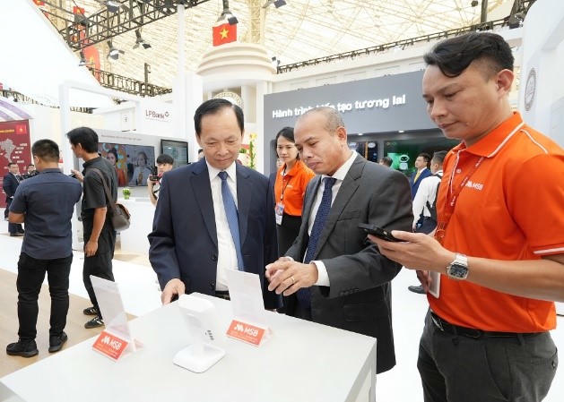 Ông Đào Minh Tú – Phó Thống đốc Thường trực NHNN thăm gian hàng MSB
