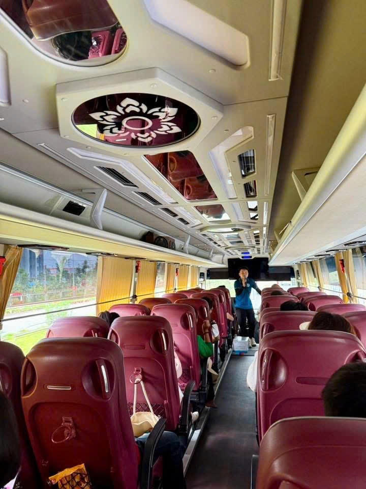 Bên trong xe khách phục vụ miễn phí Nhân dân tham quan Trung tâm Triển lãm Quốc gia.