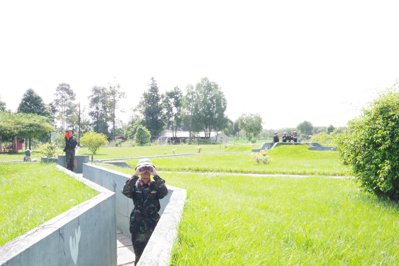 Cán bộ, chiến sĩ luôn nêu cao tinh thần cảnh giác, sẵn sàng xử lý mọi tình huống xảy ra trên bầu trời khu vực đảm nhiệm.