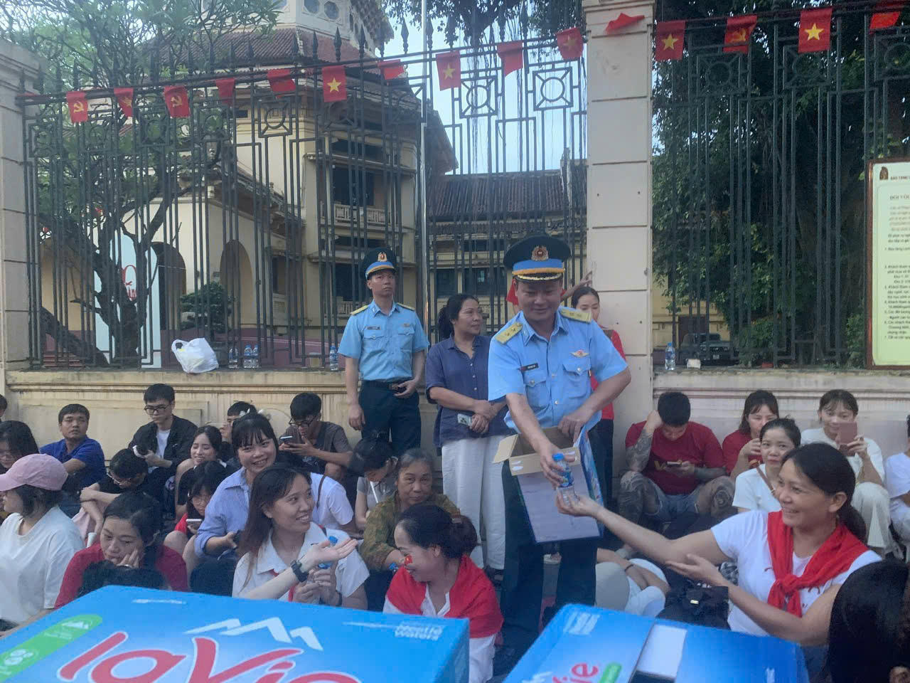 Trung tá Trần Ngọc Sản, Trợ lý Dân vận Phòng Chính trị, Sư đoàn 371 phát nước miễn phí cho nhân dân tại số 216 Trần Quang Khải, phường Hoàn Kiếm, TP Hà Nội