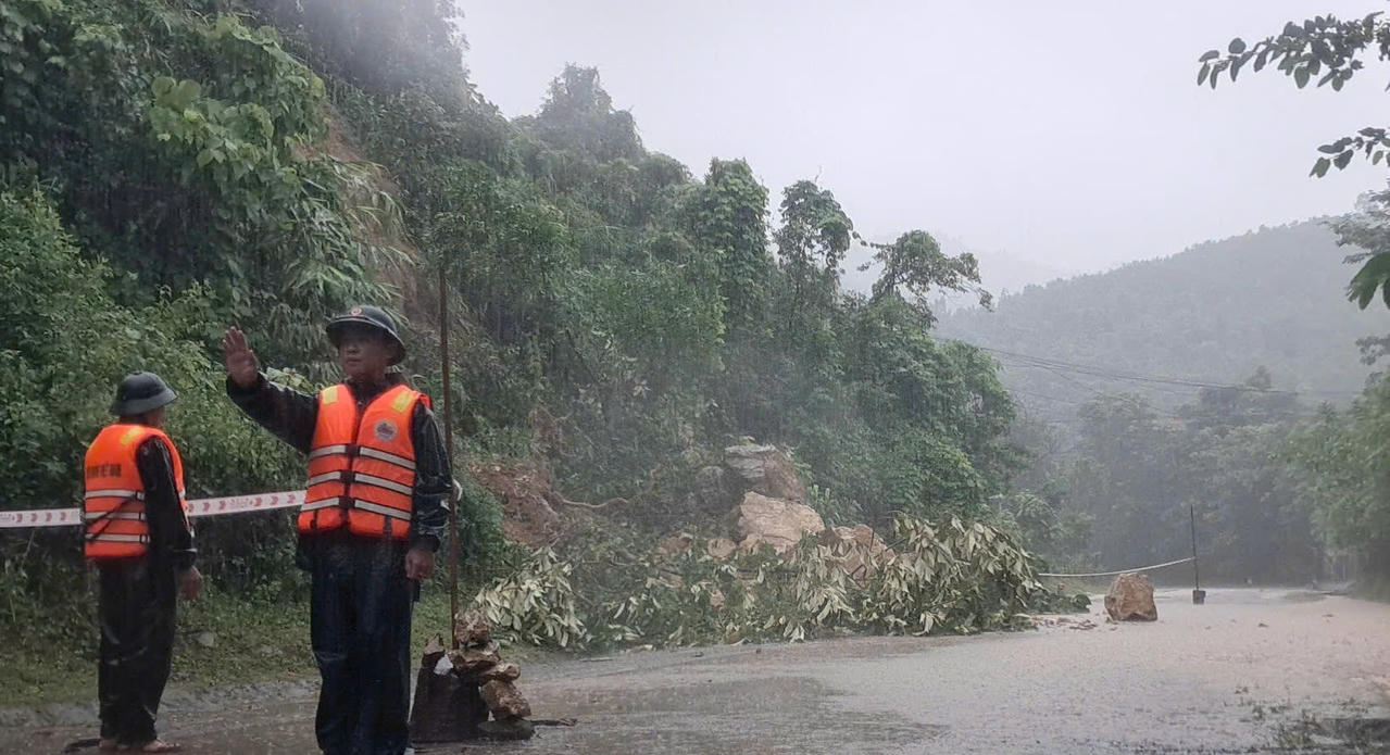 Cán bộ, chiến sĩ BĐBP chốt chặn tại điểm bị sạt lở, kiểm soát phương tiện và người dân di chuyển.