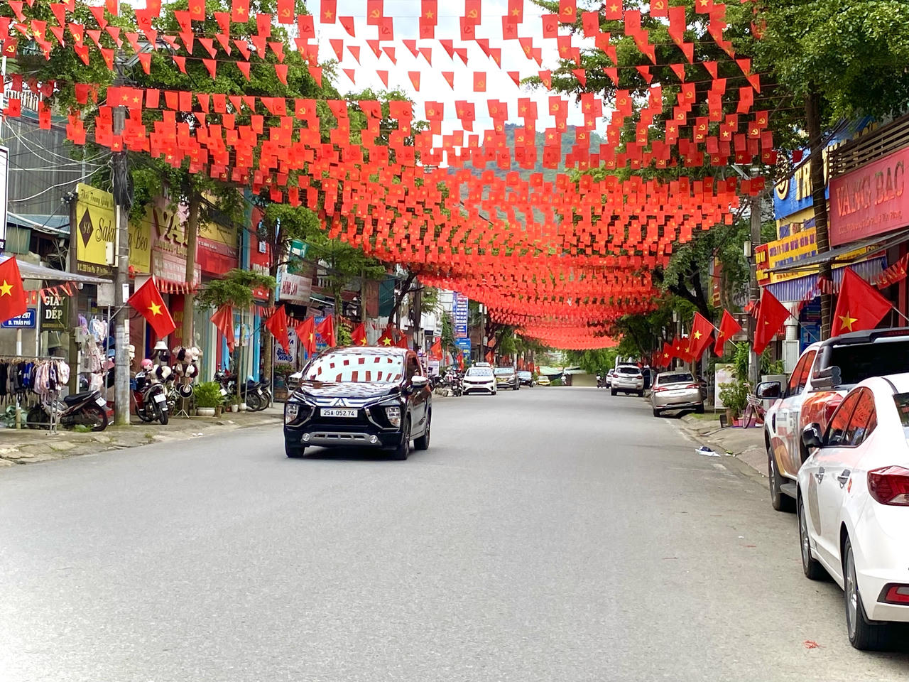 Những ngày cận kề Quốc khánh 2/9, các tuyến đường, công viên và điểm sinh hoạt cộng đồng trên địa bàn tỉnh Lai Châu rực rỡ sắc cờ Tổ quốc, cờ Đảng, dải băng rôn.