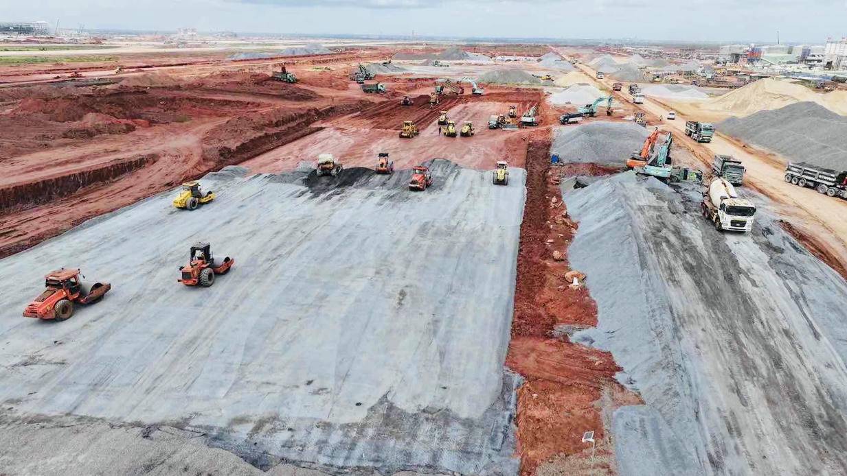 Gần 14.000 lao động và 3.000 máy móc được huy động thi công liên tục tại công trường Sân bay quốc tế Long Thành.