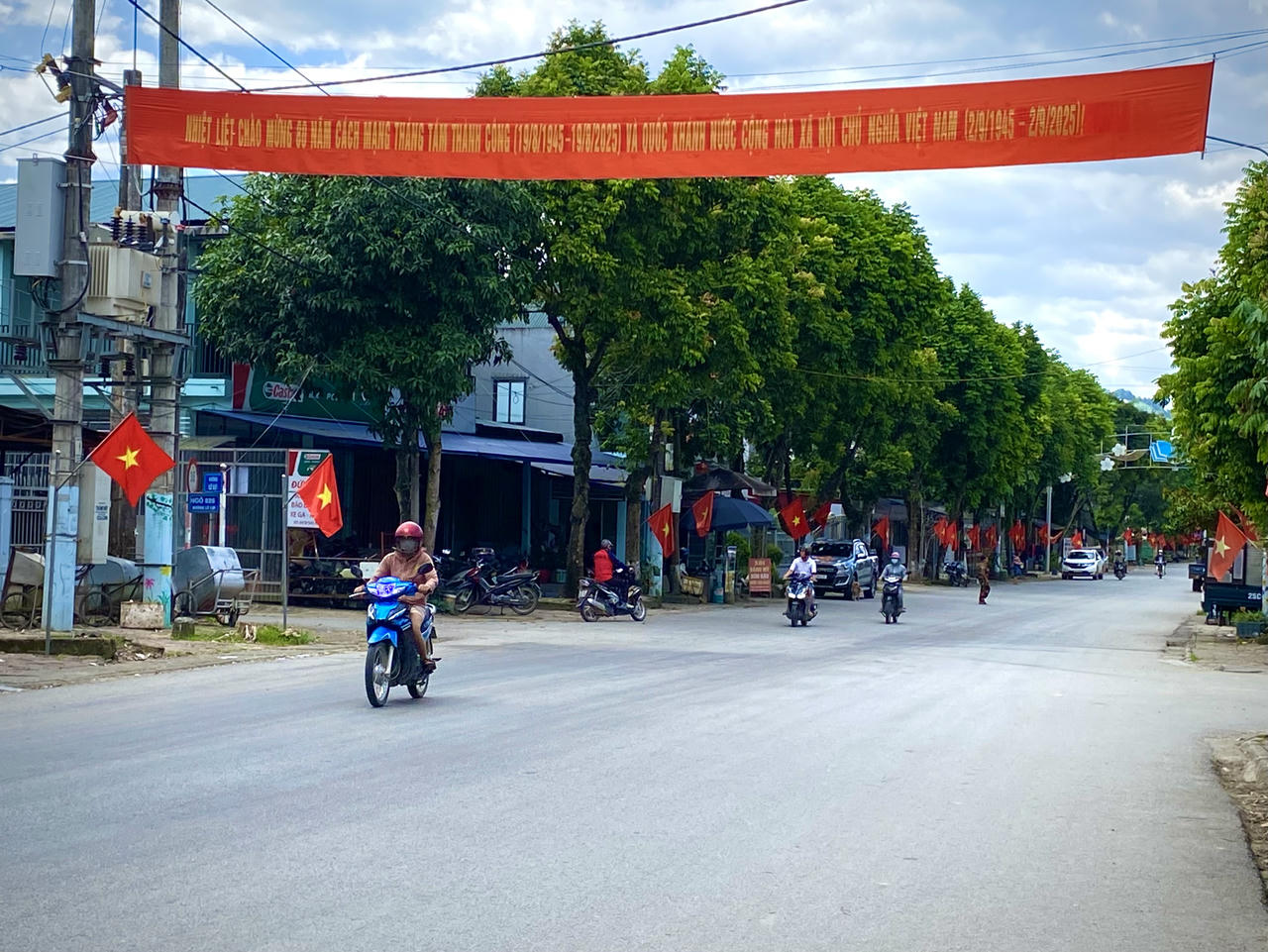 Trên đường tại xã Tân Uyên, tỉnh Lai Châu được trang hoàng rực rỡ cờ hoa và băng rôn chào mừng Quốc khánh 2/9.