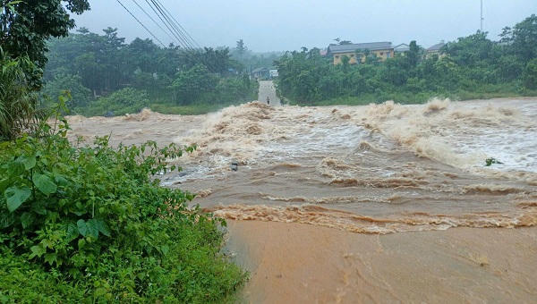 Cảnh báo lũ quét và sạt lở đất ở Quảng Trị, nhiều điểm giao thông bị ngập