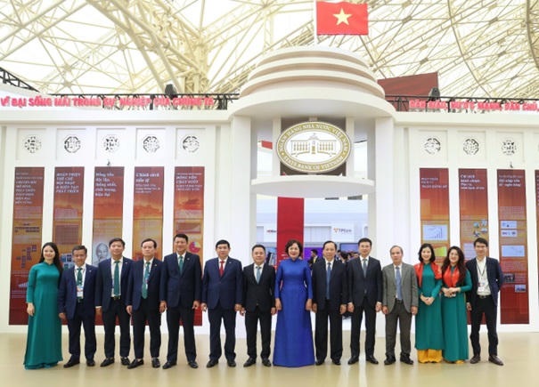 Các đồng chí lãnh đạo Đảng, Nhà nước, lãnh đạo NHNN, lãnh đạo BIDV chụp ảnh lưu niệm tại Triển lãm