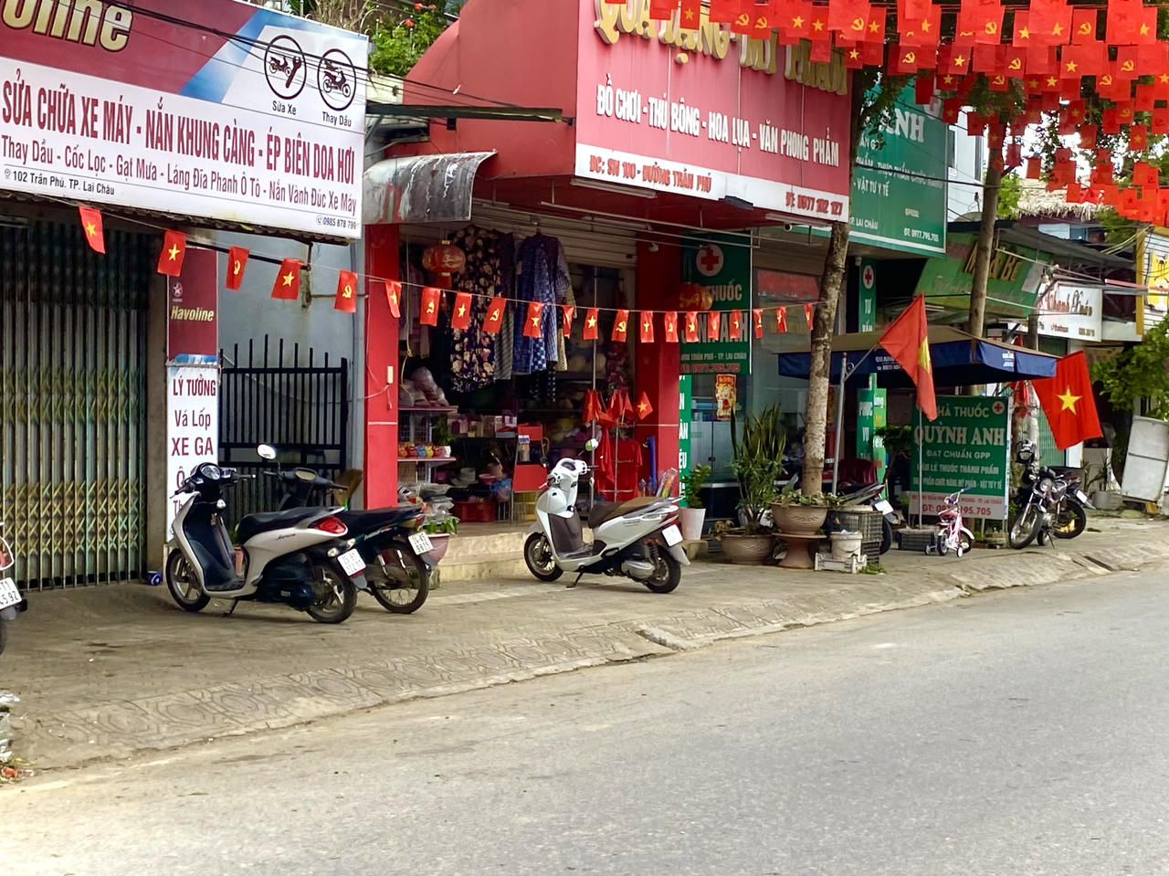Các cửa hàng trên đường Trần Phú rực rỡ cờ hoa, tạo nên không khí hân hoan chào mừng ngày đại lễ của dân tộc.