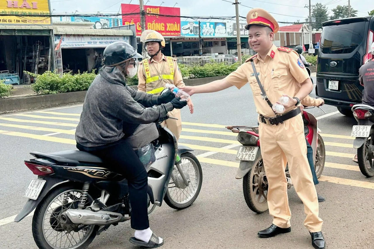 Cảnh sát giao thông Đồng Nai “Tiếp sức người dân – Vui Tết Độc lập”