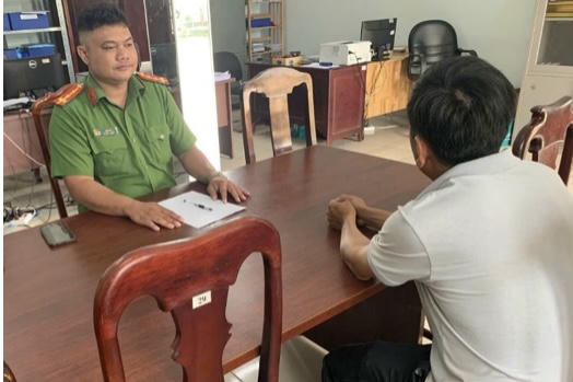 Anh Đ.N.D trình báo vụ việc với Công an xã Phú Nghĩa.