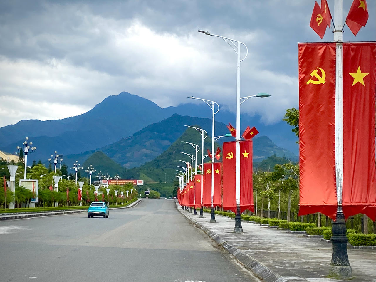 Cờ Tổ quốc, cờ Đảng tung bay trên đường Lê Lợi.