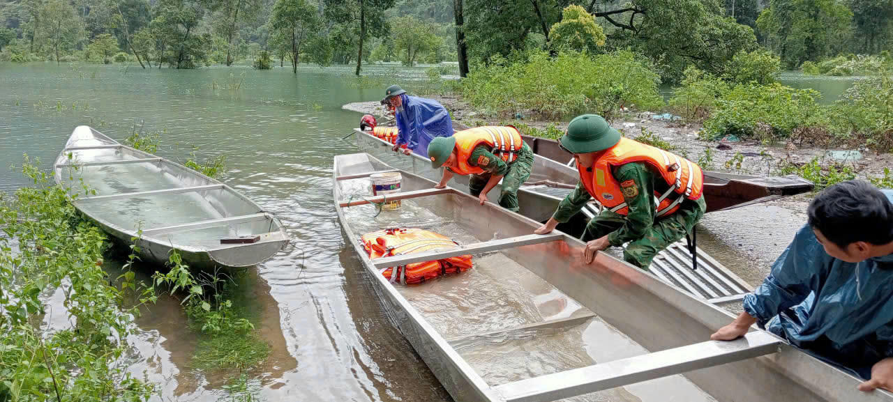Bộ đội Biên phòng chuẩn bị phương tiện sẵn sàng hỗ trợ người dân di dời tài sản, đưa người già và trẻ nhỏ đến nơi tránh trú an toàn.