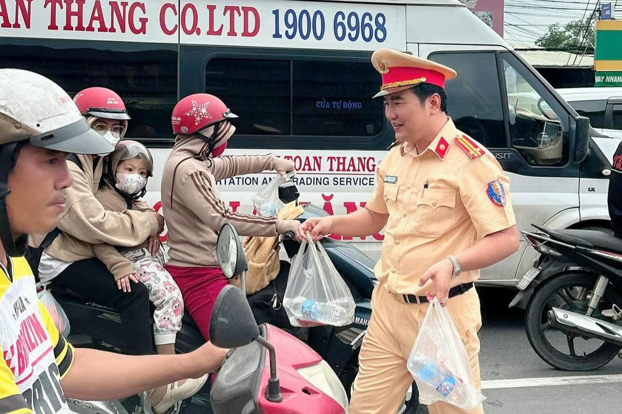 Cảnh sát giao thông Đồng Nai “Tiếp sức người dân – Vui Tết Độc lập”