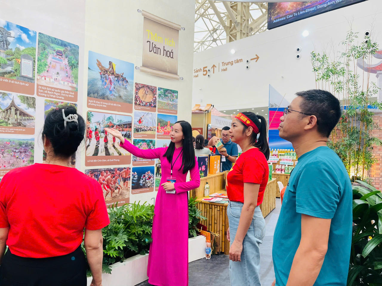 Chị Thanh Thùy thuyết minh tại không gian trầm tích văn hóa của Nghệ An. Ảnh: NVCC 