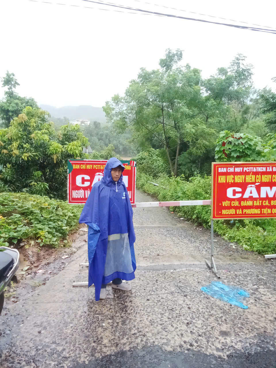 Lực lượng chức năng phải lập sào chắn để cấm phương tiện qua lại, đảm bảo an toàn.