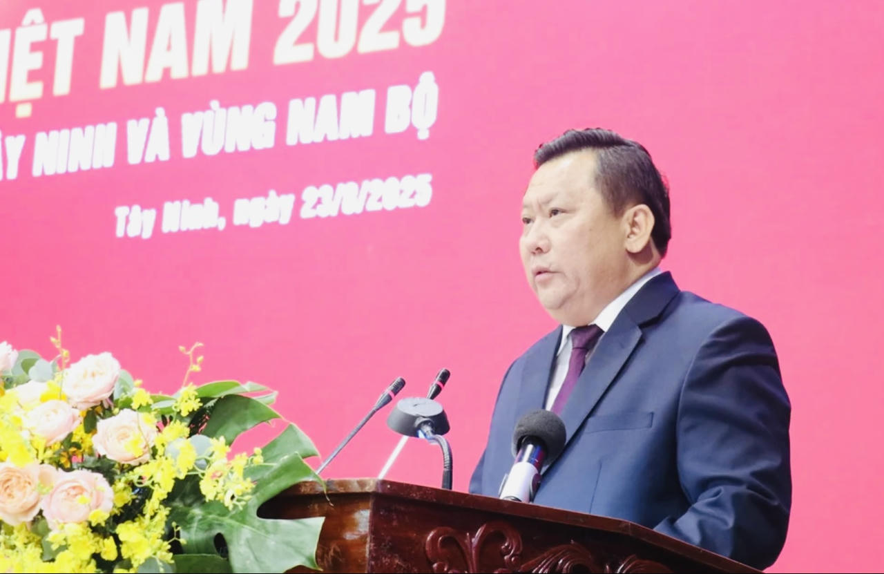 Ông Huỳnh Văn Sơn, Phó Chủ tịch UBND tỉnh Tây Ninh phát biểu tại Phiên đối thoại địa phương Tây Ninh và vùng Nam Bộ - Diễn đàn Kinh tế tư nhân Việt Nam 2025.