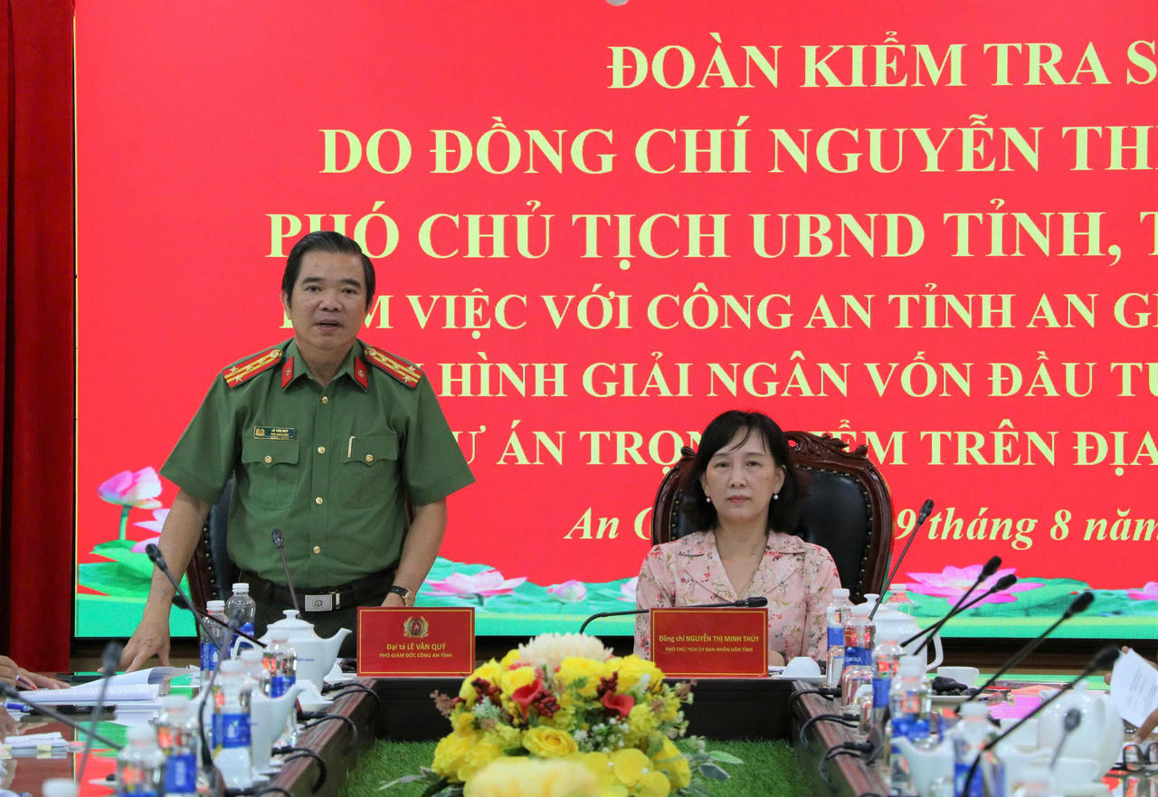 Phó Giám đốc Công an tỉnh An Giang Lê Văn Quý phát biểu tại buổi làm việc. 