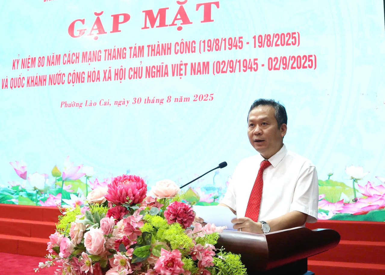 Ông Nguyễn Quốc Huy, Bí thư Đảng ủy phường Lào Cai phát biểu ôn lại ý nghĩa lịch sử và giá trị thời đại của Cách mạng Tháng Tám (19/8) và Quốc khánh Nước Cộng hòa xã hội chủ nghĩa Việt Nam (2/9).