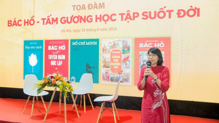 Bà Vũ Thị Quỳnh Liên, Phó Giám đốc, Tổng Biên tập Nhà xuất bản Kim Đồng chia sẻ tại tọa đàm (Ảnh: K.Đ).