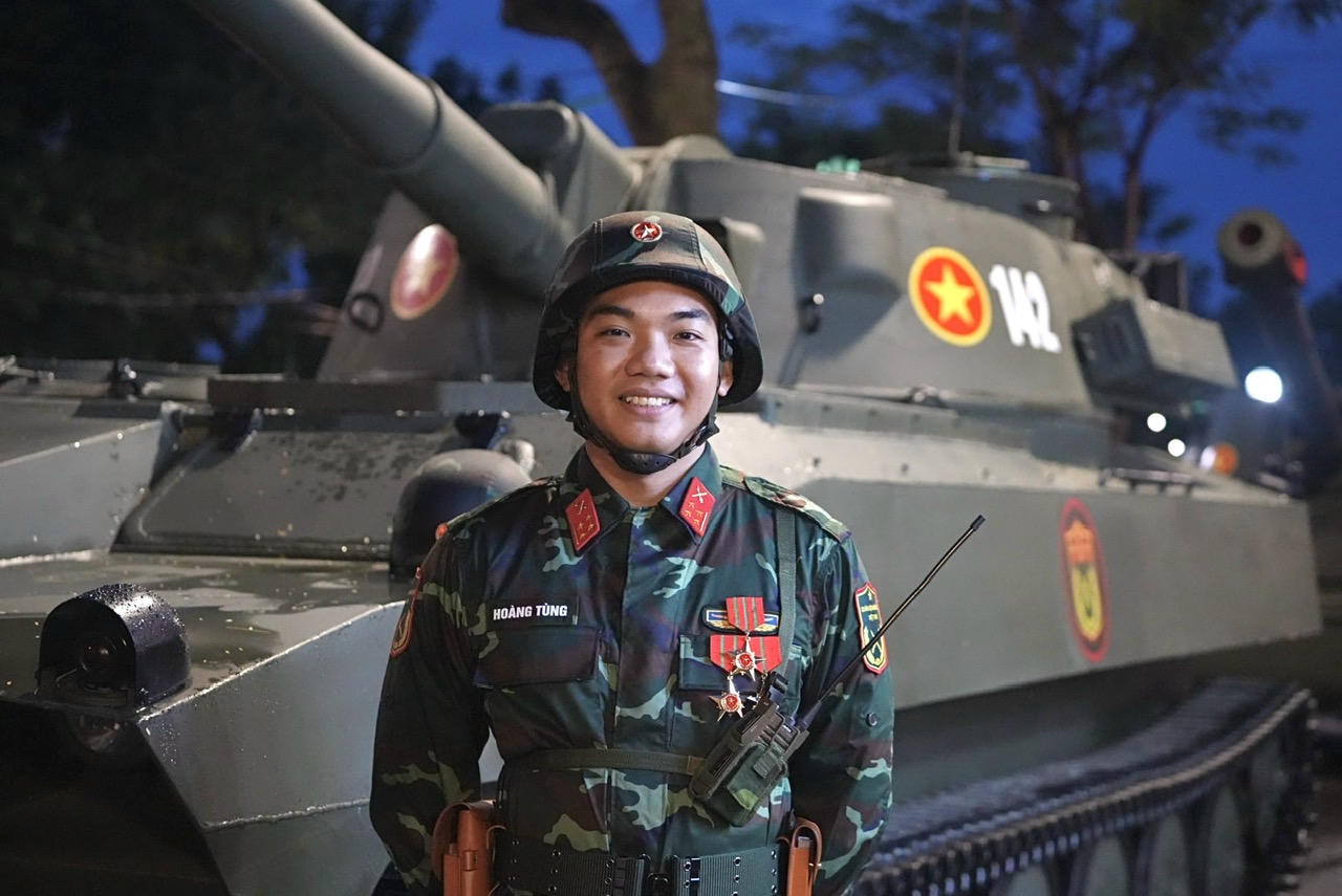  Trung úy Hoàng Tùng, Bộ Tư Lệnh Pháo binh Tên lửa - Chỉ huy xe Pháo tự hành Su 122. Ảnh: Mỵ Châu