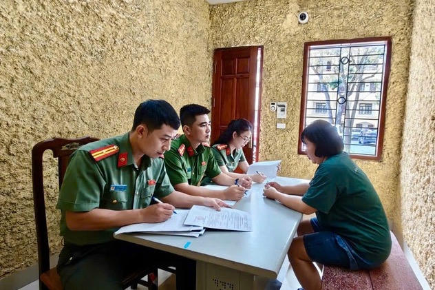 Khởi tố người phụ nữ lừa bán vé xem diễu binh chiếm đoạt hơn trăm triệu đồng