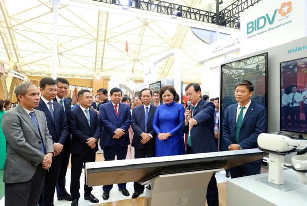 Đại diện BIDV giới thiệu các sản phẩm tài chính số tới Ban Lãnh đạo Ngân hàng Nhà nước Việt Nam tại gian trưng bày của BIDV