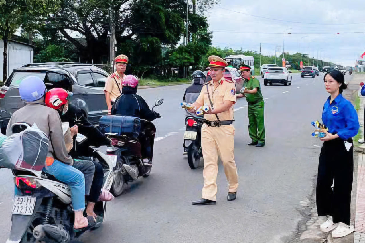 Cảnh sát giao thông Đồng Nai “Tiếp sức người dân – Vui Tết Độc lập”