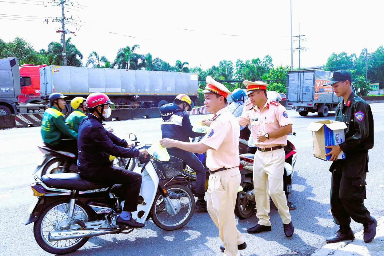 Hình ảnh những chiến sĩ CSGT thân thiện, tận tình hướng dẫn giao thông và gửi lời chúc mừng đến người dân.