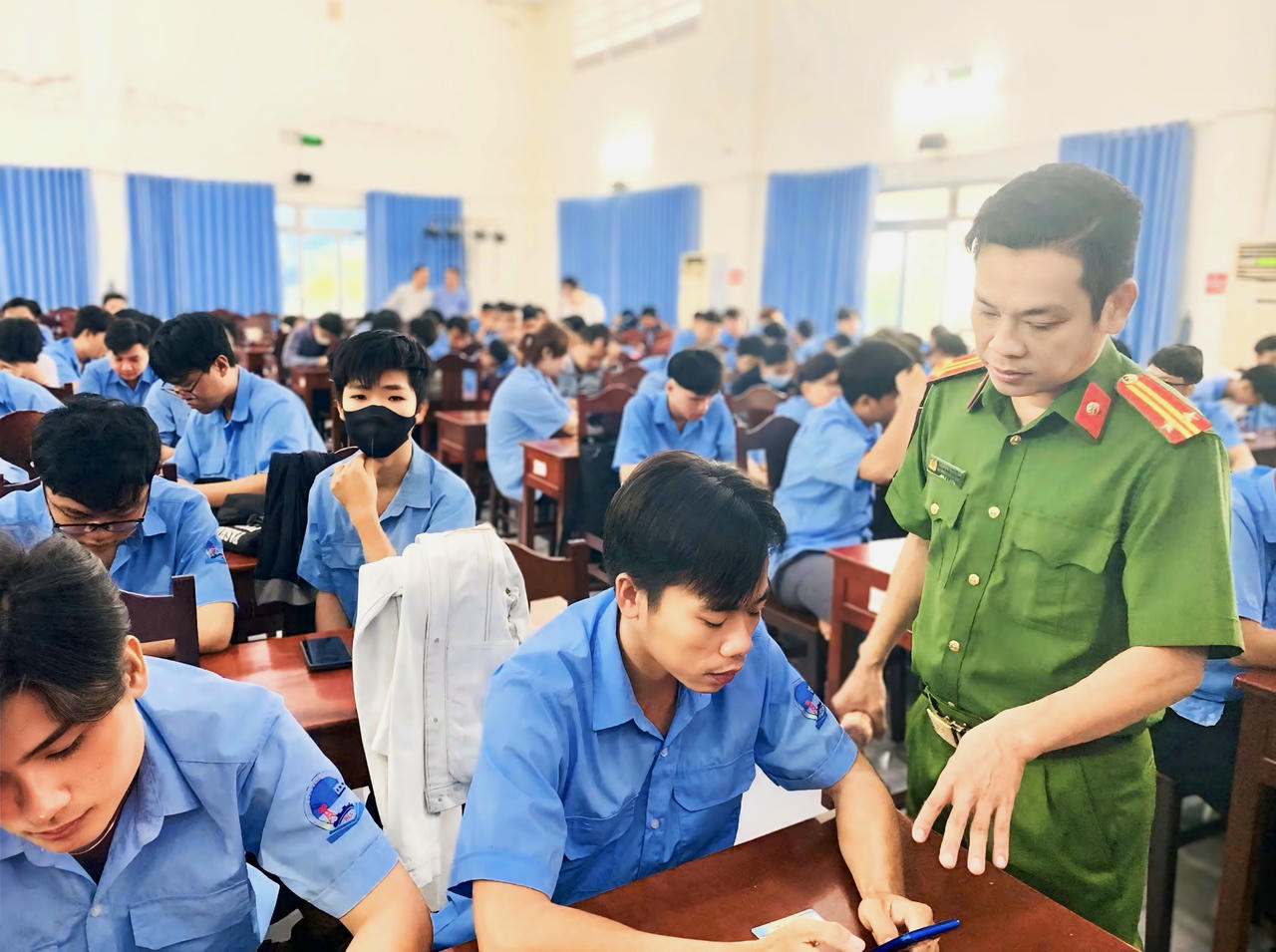 Lực lượng Công an Cà Mau hướng dẫn người dân, sinh viên đóng góp sửa đổi Hiến pháp thông qua ứng dụng VneID.
