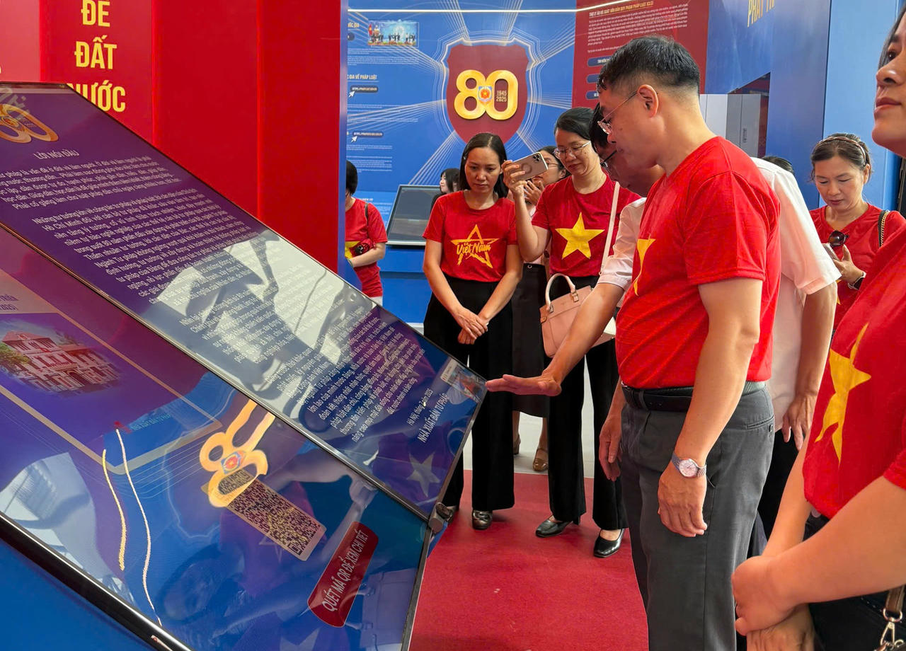 Hào hứng cùng các Chi bộ tới tham quan không gian triển lãm của Bộ Tư pháp tại Triển lãm thành tựu Đất nước, nhiều đảng viên nhận xét không gian trưng bày của Bộ Tư pháp tại Triển lãm được bố trí rất ấn tượng, hiện đại và nổi bật.