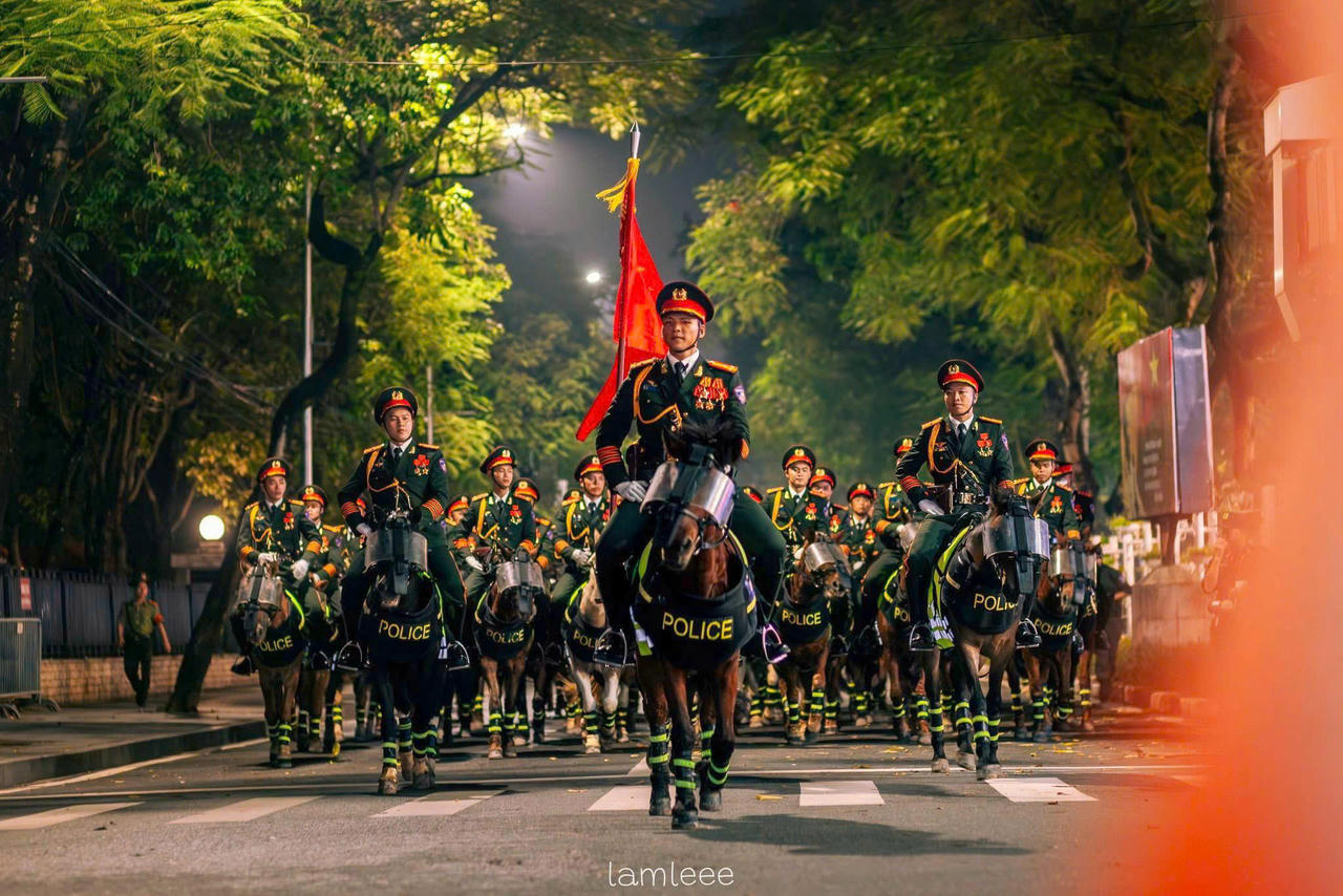 Đoàn kỵ binh tập luyện di chuyển theo đội hình hàng lối nghiêm ngắn, đồng thời thực hiện động tác giơ tay chào khi đi qua lễ đài. (Ảnh: Lam Leee)