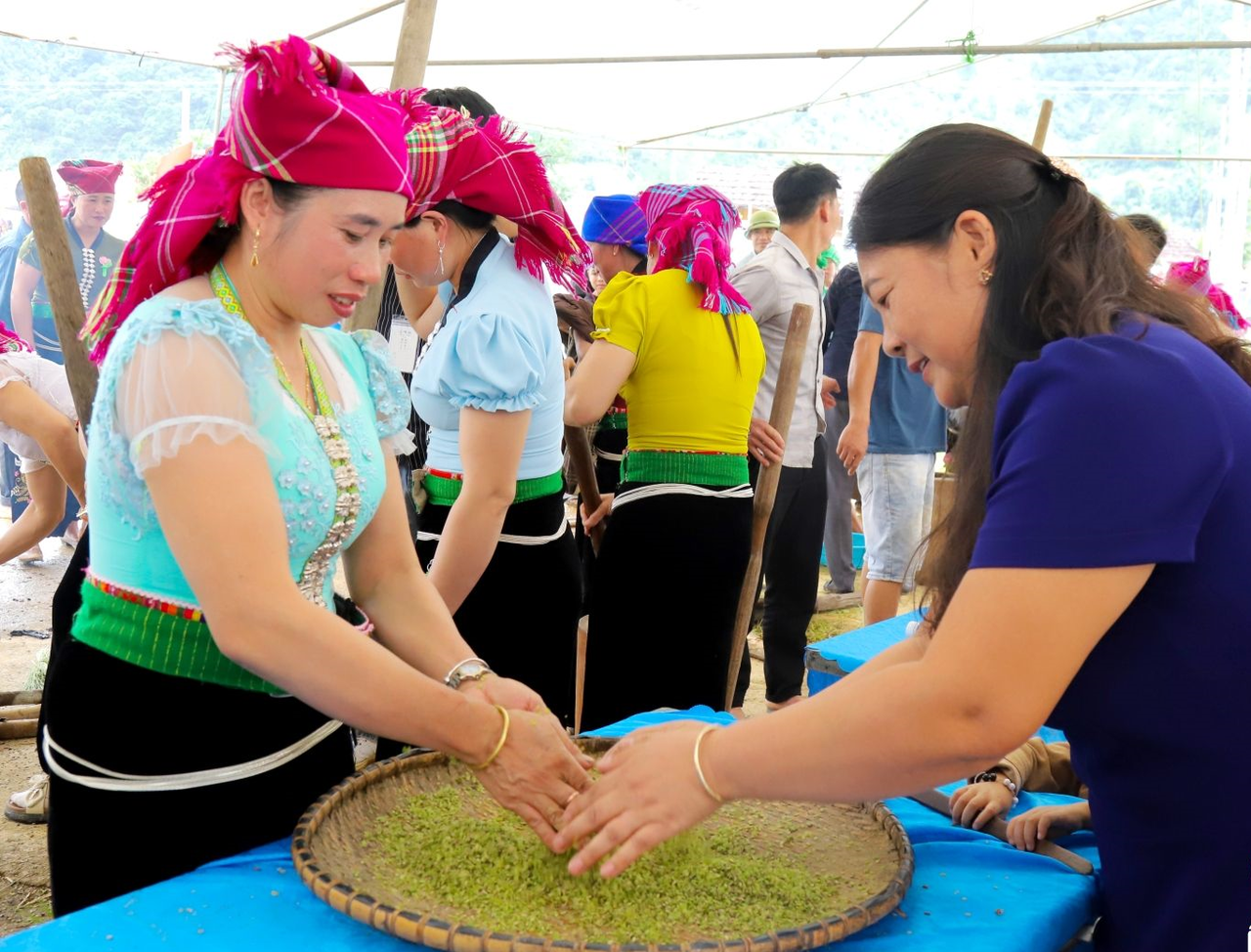 Làm cốm là một trong những nét văn hóa đặc sắc của người dân ở Ngọc Chiến vào mùa lúa chín (Ảnh: CTV).