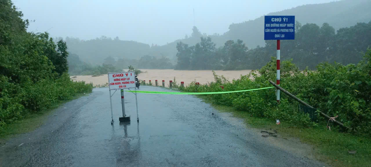 Lực lượng chức năng cảnh báo, cấm phương tiện qua lại, đảm bảo an toàn cho người dân.