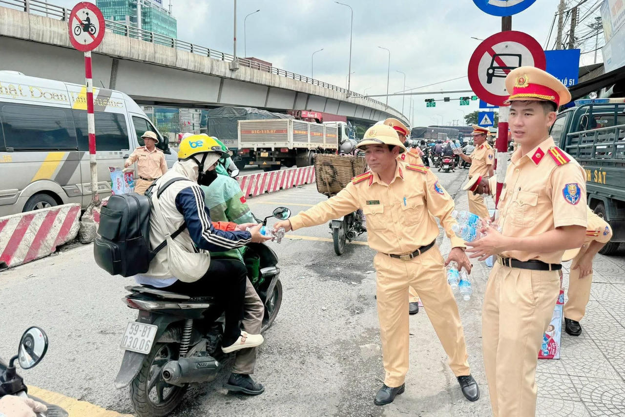 Cảnh sát giao thông Đồng Nai “Tiếp sức người dân – Vui Tết Độc lập”
