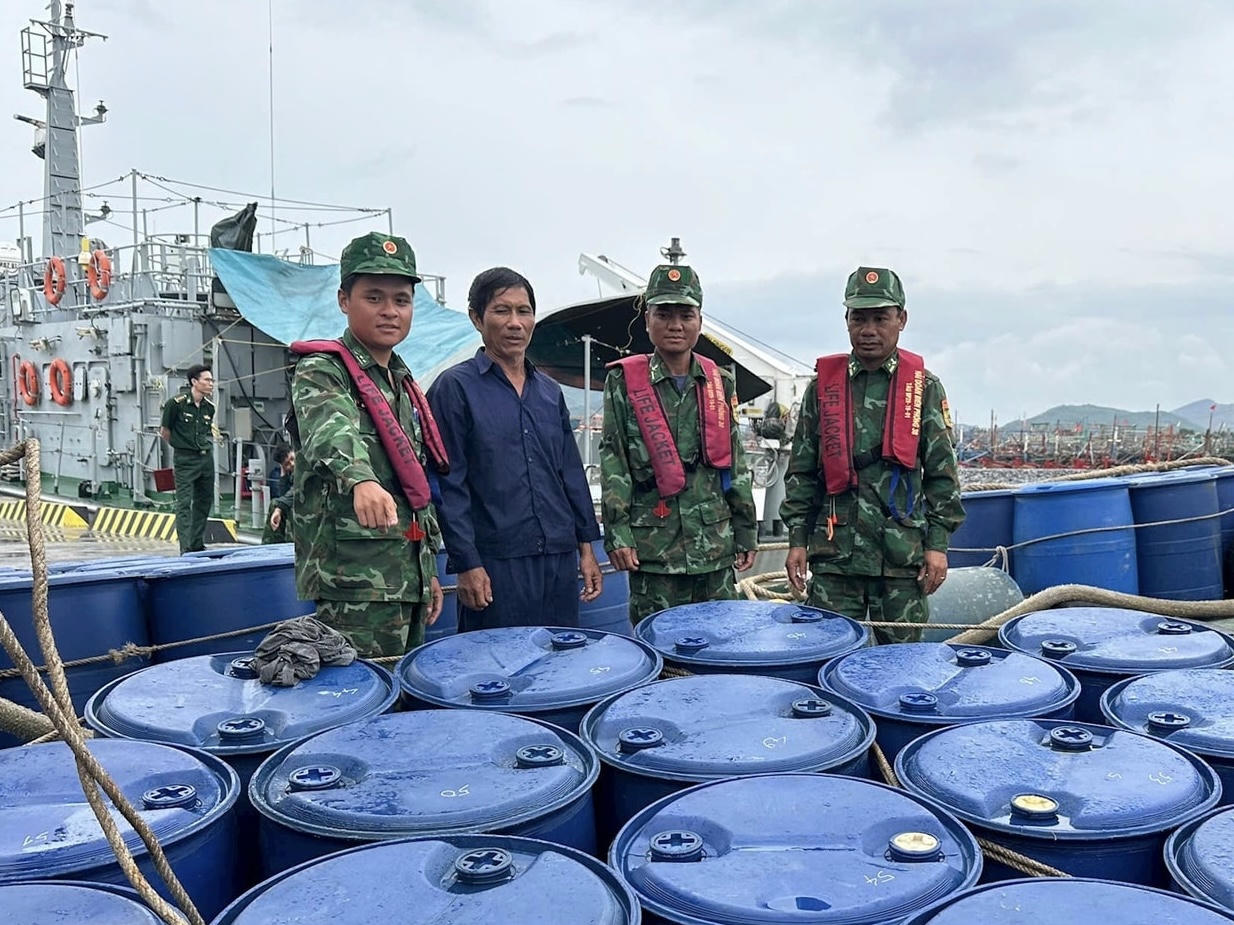 Hải đoàn Biên phòng 38 tạm giữ 4 tàu cá chở 95.000 lít dầu DO không rõ nguồn gốc